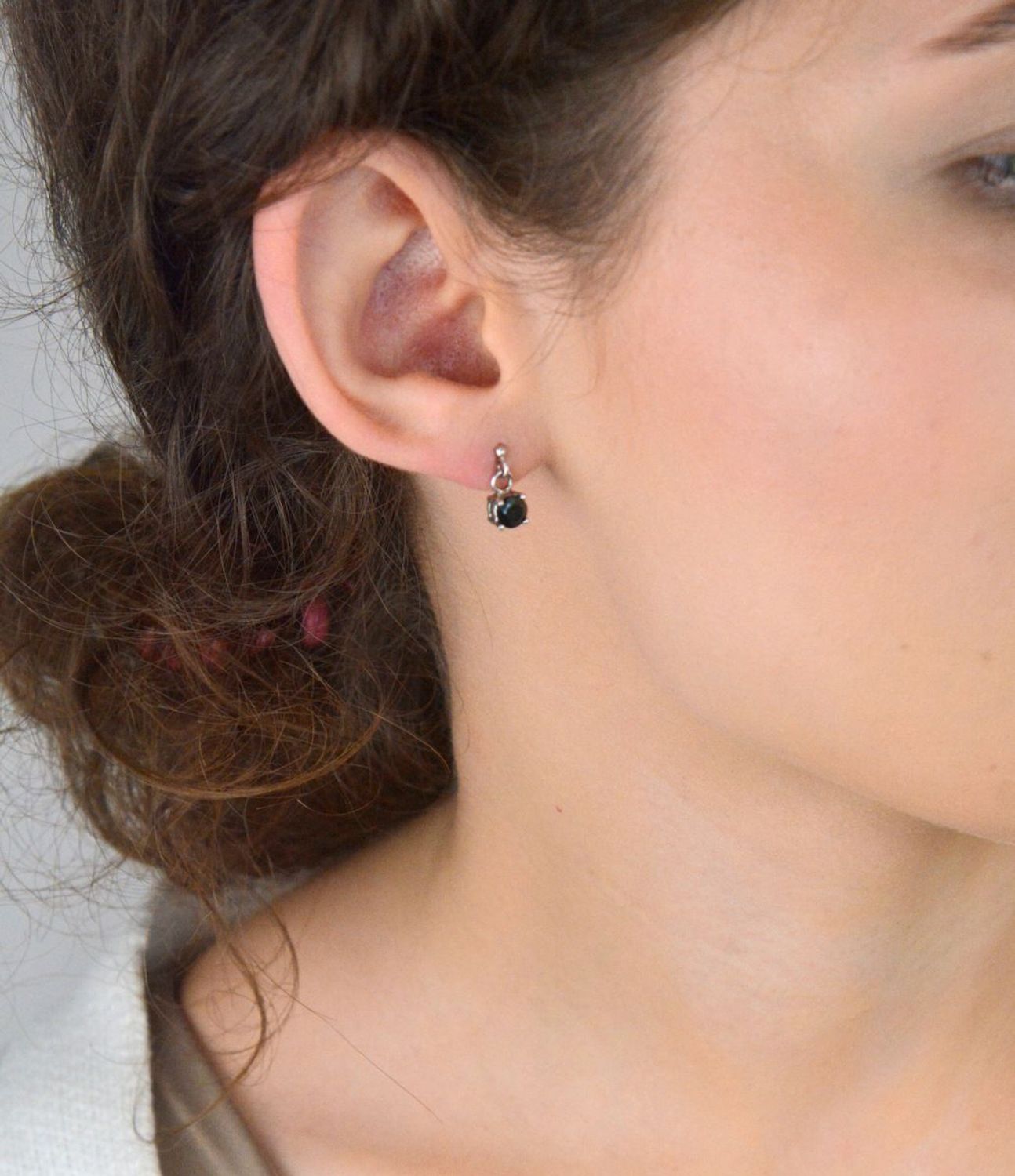 Srebrne kolczyki z ciemnogranatowym kamieniem na sztyft KM 464szafir – klasyczna elegancja.jpg